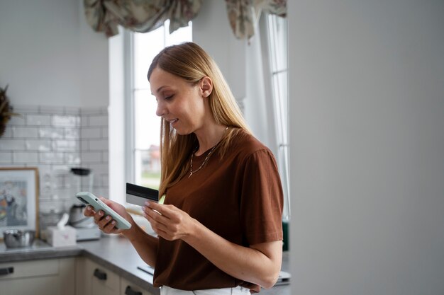 Financieel onafhankelijke vrouw die nieuw huis koopt