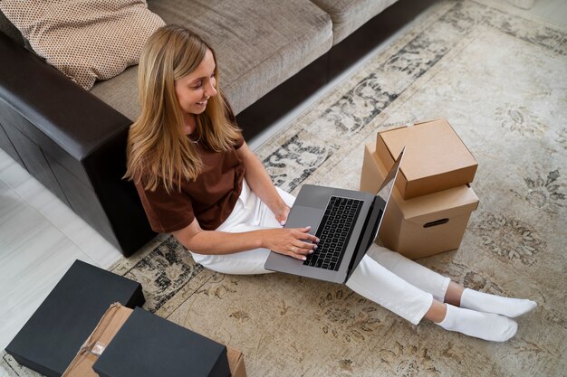 Financieel onafhankelijke vrouw die nieuw huis koopt