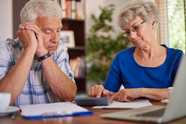 Financieel probleem van het senior koppel