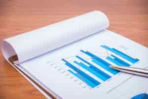 Gratis foto financiële grafieken met de pen op tafel