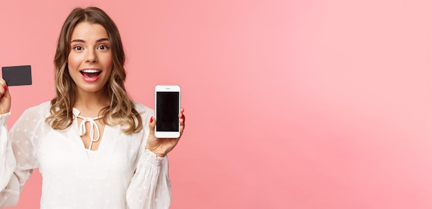 Financiën winkelen en technologie concept close-up portret van opgewonden blond aantrekkelijk meisje in witte d