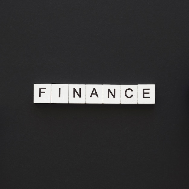 Financiën woord geschreven op houten kubussen