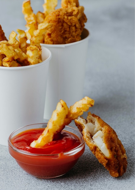 Gratis foto fish and chips met ketchup