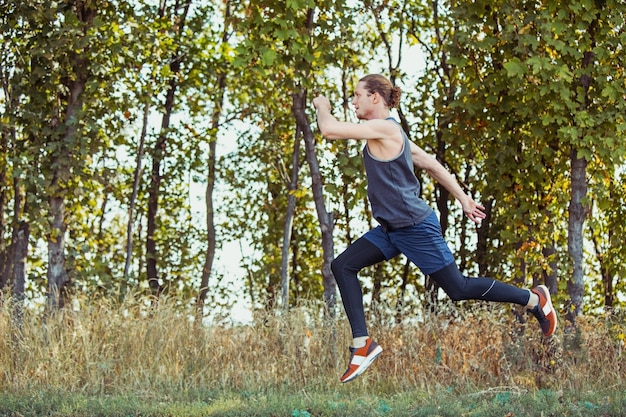 Fit gespierde mannelijke atleet training trail lopen voor marathon lopen