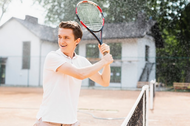 Gratis foto fit jonge man klaar om te serveren