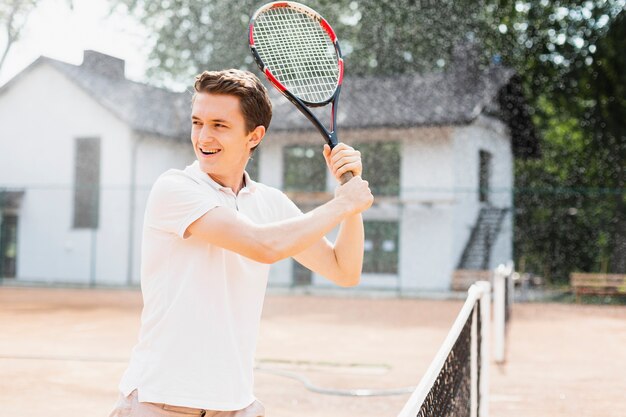 Fit jonge man klaar om te serveren