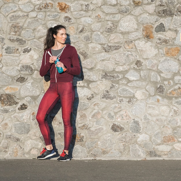 Gratis foto fit jonge vrouw klaar voor training