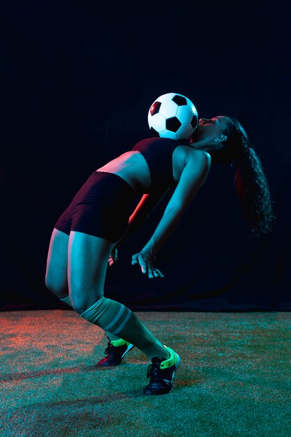 Fit jonge vrouw voetballen