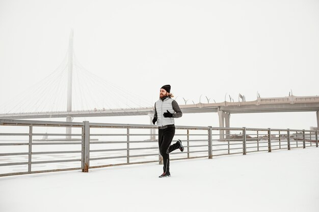 Fit man loopt buiten volledig schot