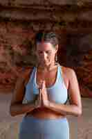 Gratis foto fit vrouw doet yoga medium shot