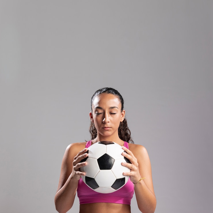 Gratis Foto fit vrouw met voetbal