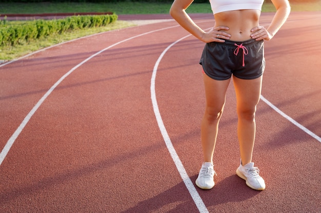 Fit vrouw op atletiekbaan zijaanzicht