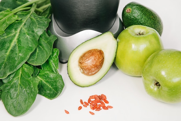 fitness blender met een set gezonde producten, appelavocado-spinazie