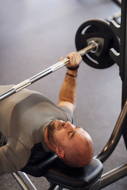 Fitness in de sportschool, gewichtheffen