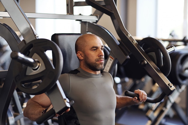 Gratis foto fitness in de sportschool, gewichtheffen