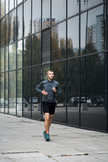 Fitness jongen loopt