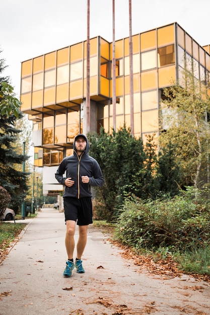 Fitness jongen loopt