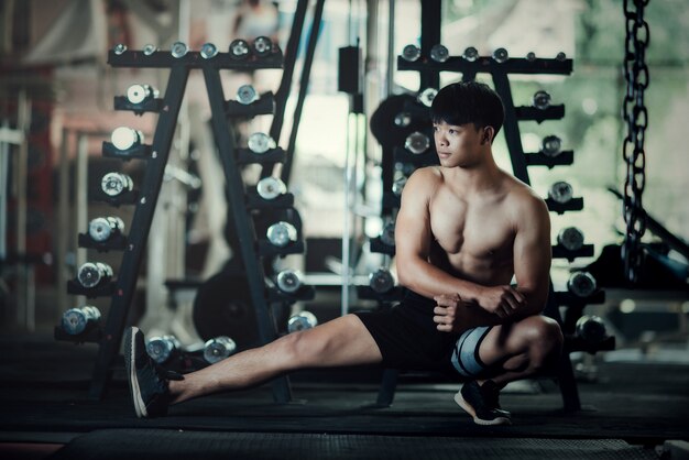 fitness man ontwormt in de sportschool