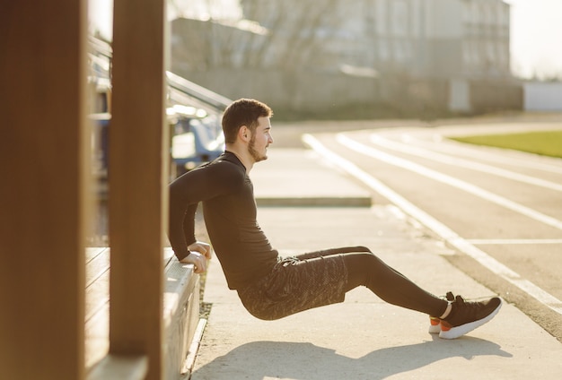 fitness man opleiding buiten leven actief gezond