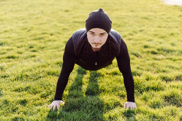 Gratis foto fitness man opleiding buiten leven actief gezond