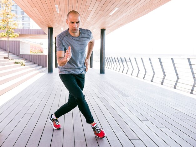 Fitness man runner atleet uitoefenen in het park