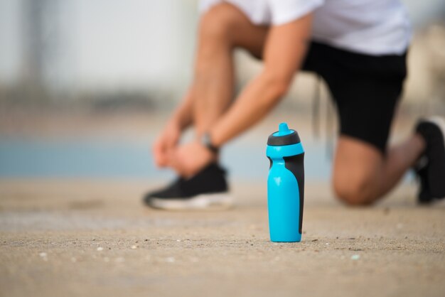 Fitness shaker fles op de grond