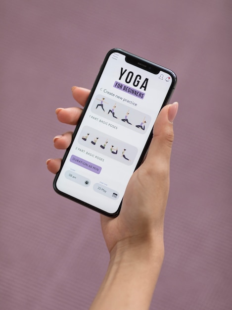 Gratis foto fitness vrouw doet yoga met een mobiele app