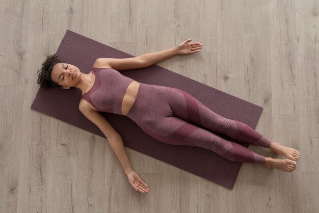 Fitness vrouw doet yoga op een yogamat thuis