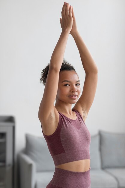 Fitness vrouw doet yoga thuis