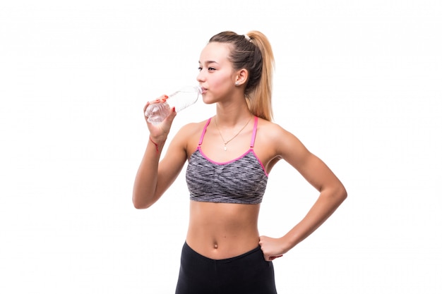 Fitness Vrouw drinkwater uit een transparante fles op een wit