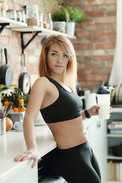 Fitness vrouw in de keuken