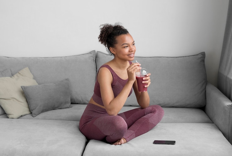 Gratis Foto fitness vrouw met een detox-sap thuis