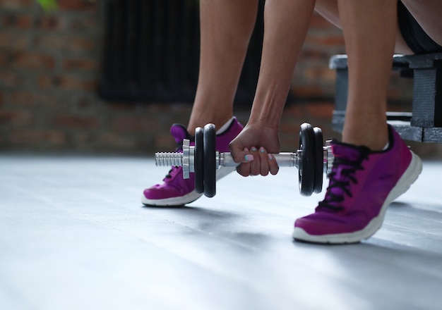 Gratis foto fitness vrouw training met halters