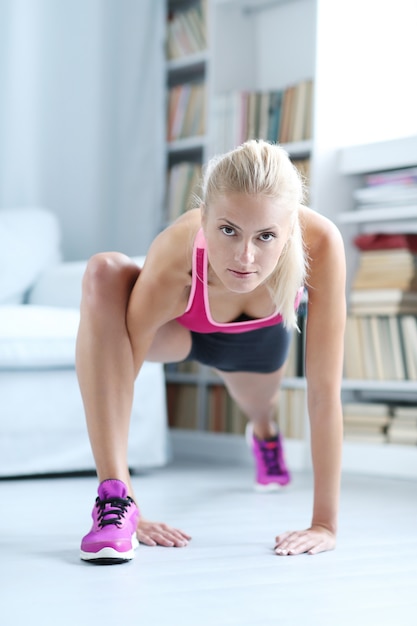 Fitness vrouw training thuis