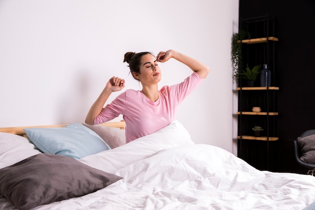 Fitness vrouw wakker in de ochtend