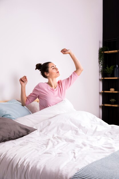 Fitness vrouw wakker in de ochtend