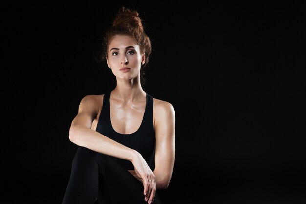 Fitness vrouw zitten in de studio