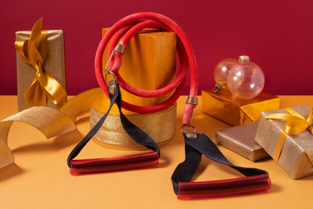 Fitnessapparatuur met kerstthema en decoraties