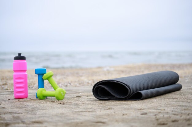 Fitnessapparatuur op de grond op het strand Foto van hoge kwaliteit