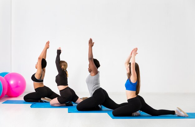 Fitnessles met vrouwen oefenen