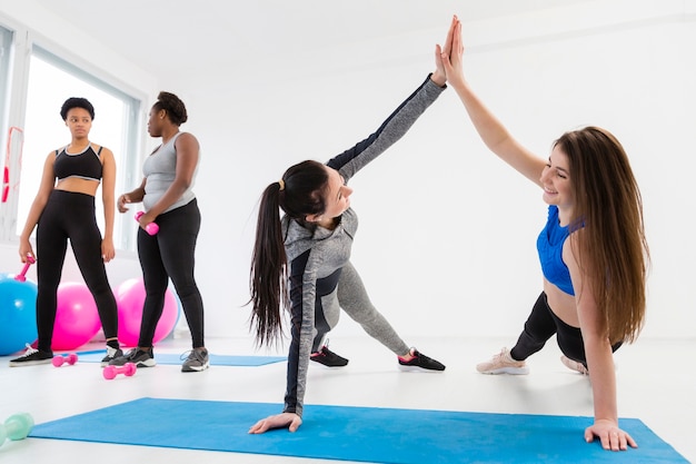 Fitnessteam werkt voor een functie