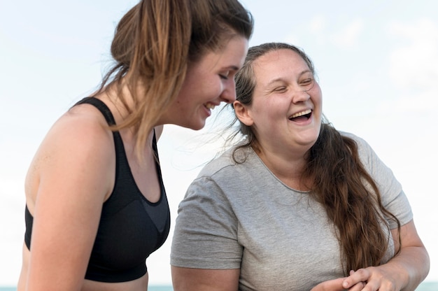 Gratis foto fitnessvrienden die buiten lachen