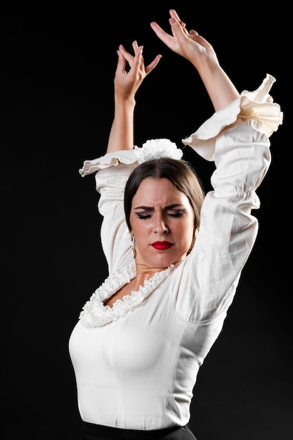 Gratis foto flamenca medium shot uitvoeren met armen omhoog