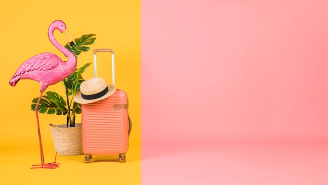 Flamingo, kamerplant en koffer op veelkleurige achtergrond