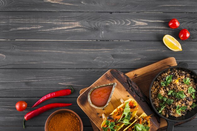 Flat lay compositie van Mexicaans eten met copyspace