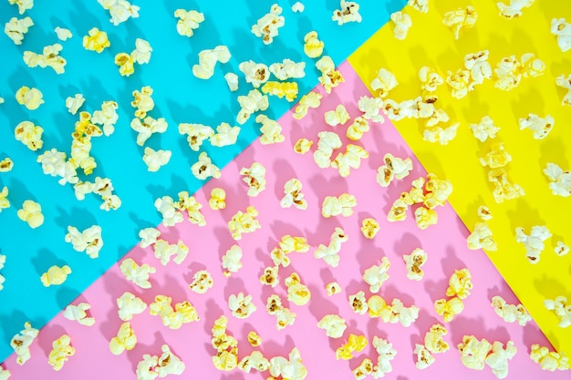 Gratis foto flat van popcorn op kleurrijke achtergrond