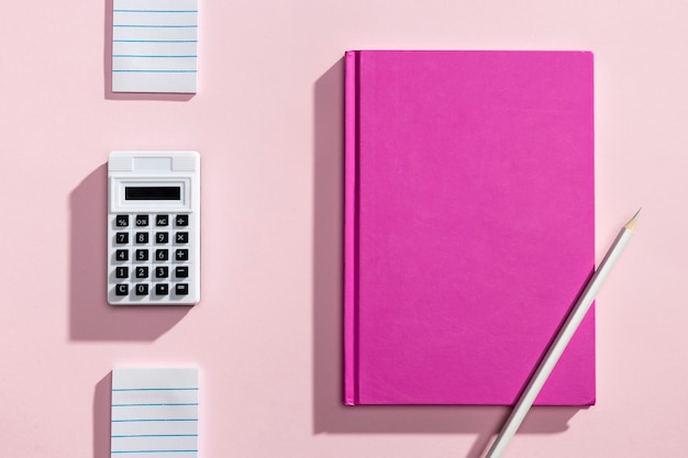 Gratis foto flay lag terug naar schoolelementen met boekomslag