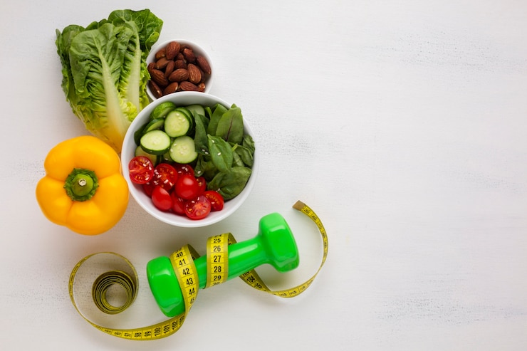 Gratis Foto flay lay van salade schaal en gewichten