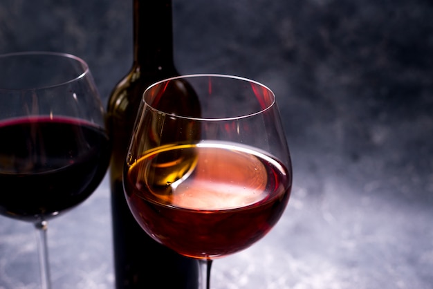 Fles en glas rode wijn