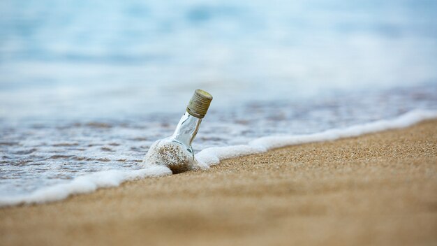 Fles in het zand.